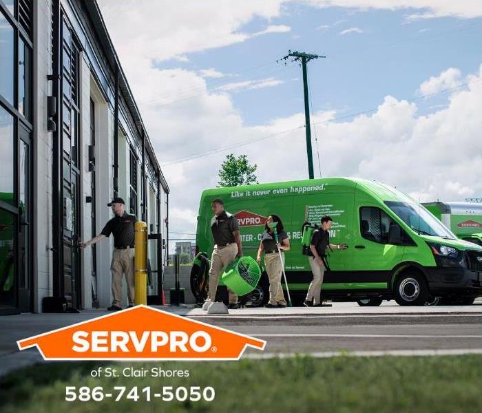 SERVPRO professionals are responding to a water damage emergency. 